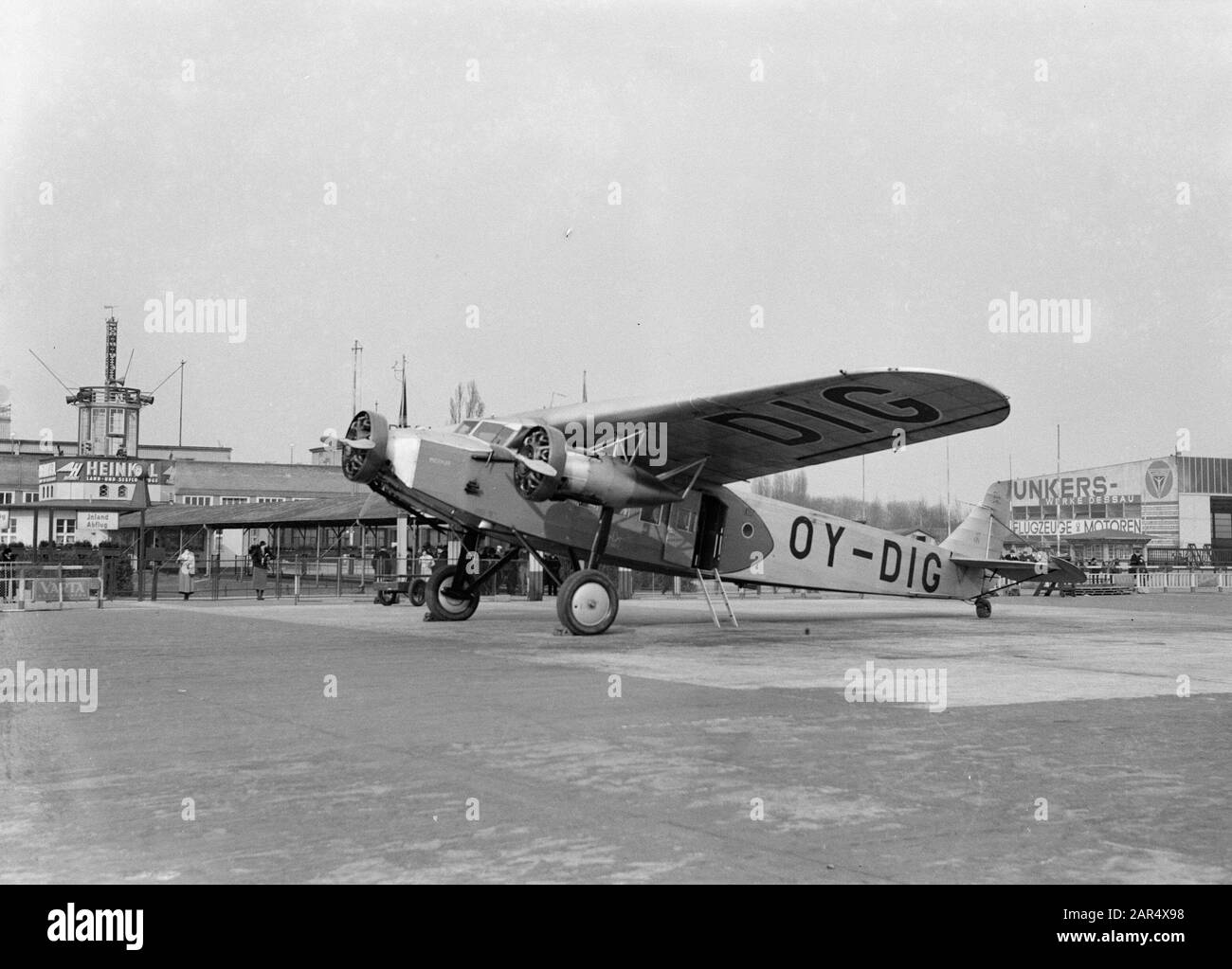 Aeroporto di Berlino - Tempelhof Fokker F.XII OY-DIG Merkur all'aeroporto Annotation: De Merkur è stato utilizzato con la compagnia aerea danese Det Danske Luftfartsselskab A/S Data: Ottobre 1934 posizione: Berlino, Germania Parole Chiave: Aviazione, compagnie aeree, aeroplani, aeroporti nome dell'istituzione: Berlin-Tempelhof Foto Stock