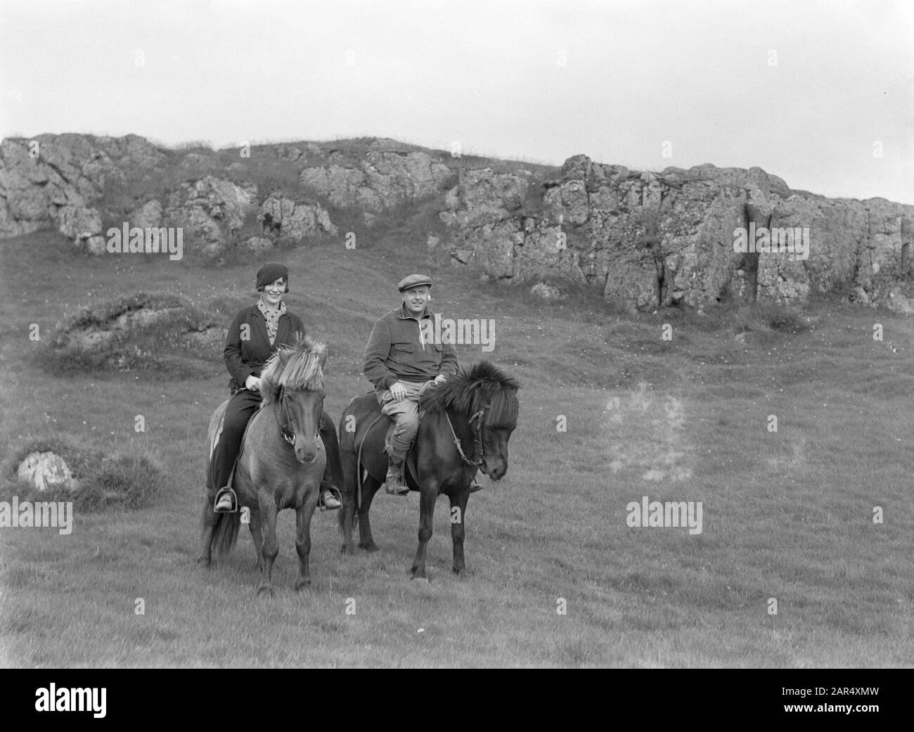 Islanda Willem van de poll e giornalista Anita Joachim su una pony islandese in un paesaggio roccioso Data: 1934 luogo: Islanda Parole Chiave: Fotografi, giornalisti, paesaggi , pony, rocce, cavalieri Nome personale: Joachim, Anita, poll, William van de Foto Stock