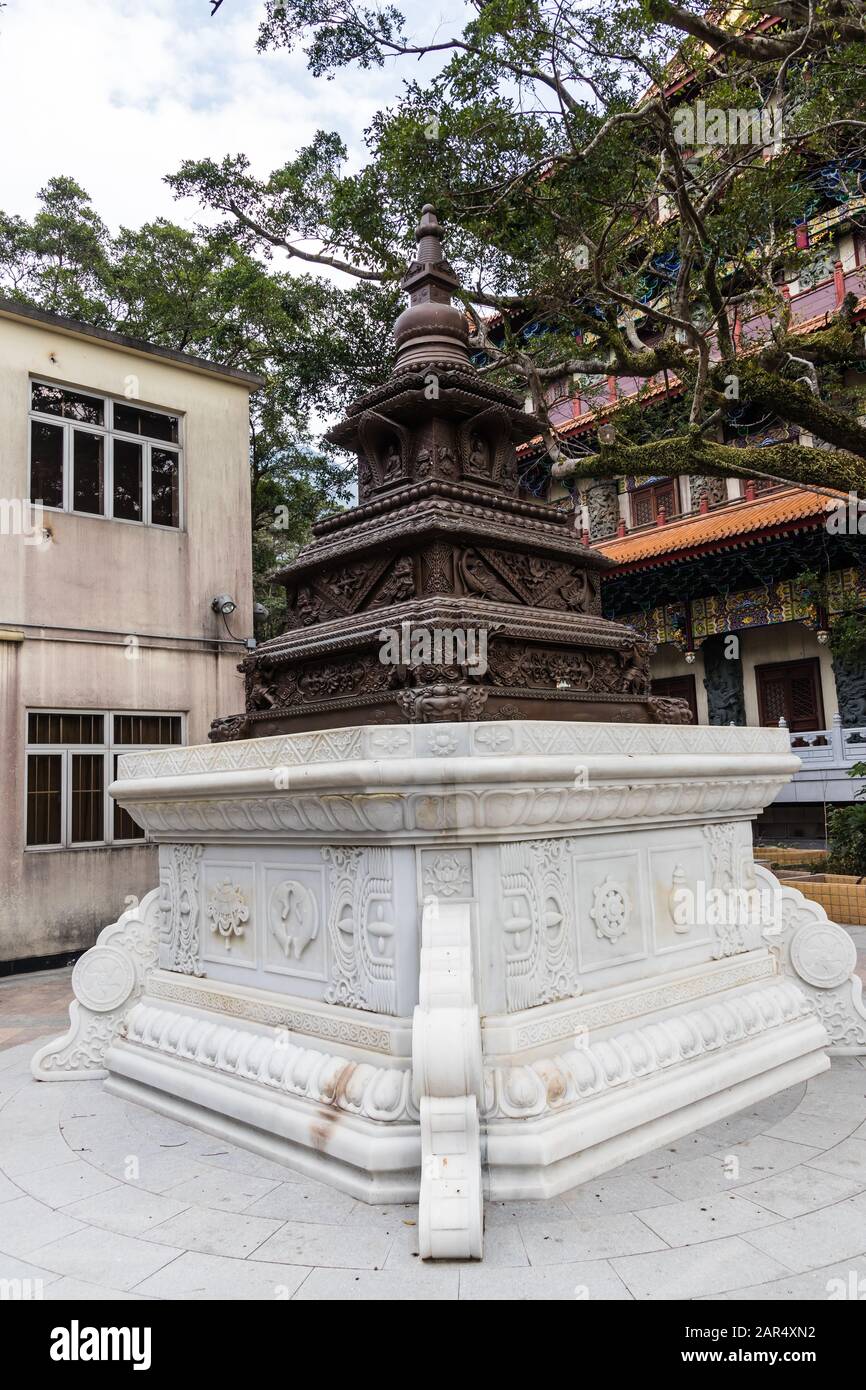 Un piccolo stupa stilizzato con un piedistallo in marmo bianco nel Monastero di po Lin, Isola di Lantau, Hong Kong Foto Stock