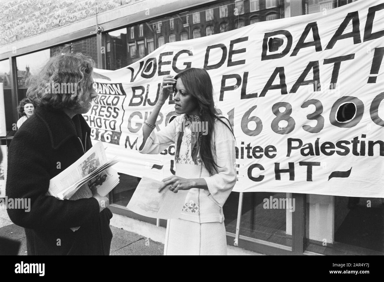 World Press Photo Award 1976 al vincitore Françoise Demulder Françoise Demulder per la cerimonia di premiazione in un banner della Comitée Palestine Annotation: Françoise Demulder (1947-2008) è stato un fotografo di guerra francese e il primo vincitore femminile della World Press Photo. Ha vinto il premio con una fotografia dal Libano, che è stato afflitto dalla guerra civile. Data: 6 aprile 1977 Parole Chiave: Dimostrazioni, fotografi, fotografia, premi, banner Nome personale: Demulder, Françoise Nome istituzione: World Press Photo Foto Stock