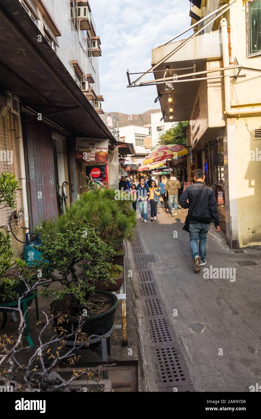 Visitatori sulla strada di Tai o Village, Lantau Island, Hong Kong Foto Stock