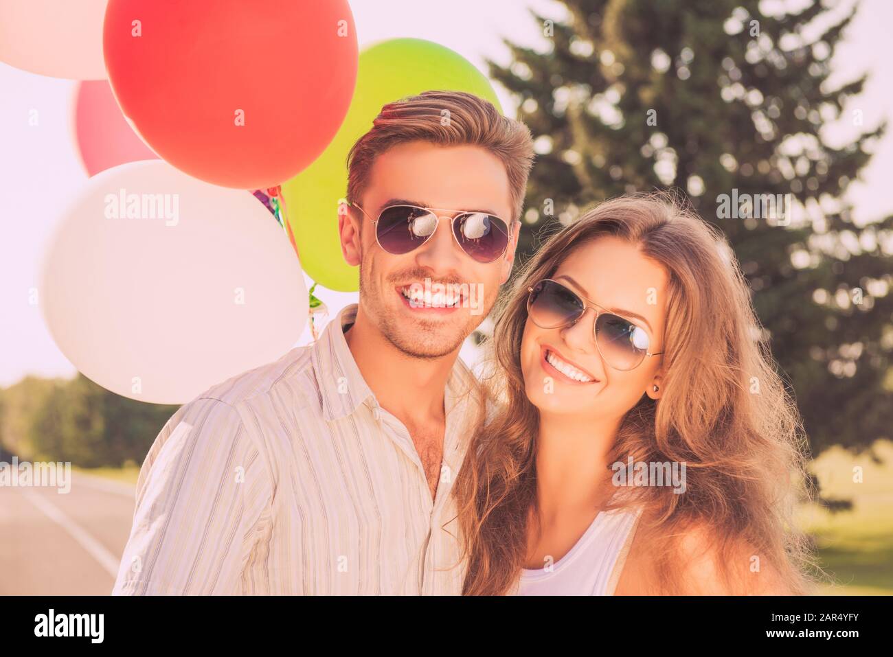 Ritratto di felice sorridente giovane famiglia in occhiali con palloncini Foto Stock