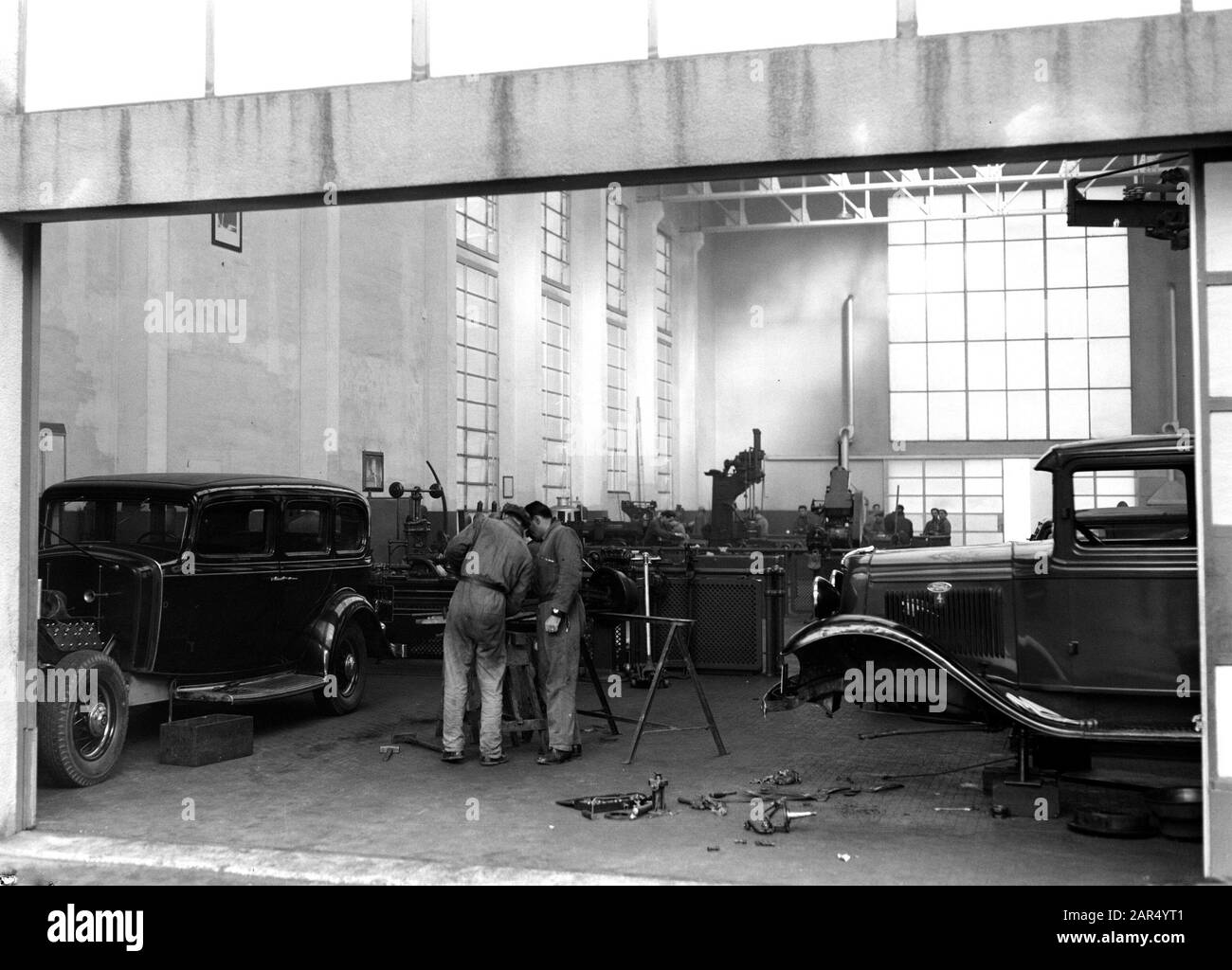 Roma: Visita al Garage della Città del Vaticano Data: Dicembre 1937 Località: Italia, Roma, Città del Vaticano Parole Chiave: Attrezzature, automobili, garage, edifici, meccanica, riparazioni Foto Stock