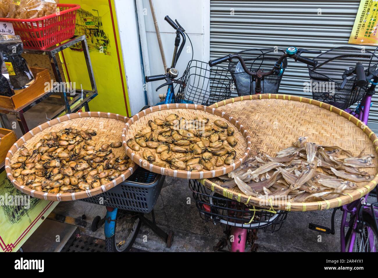 Frutti di mare secchi in una stalla di mercato a Tai o Village, Hong Kong Foto Stock