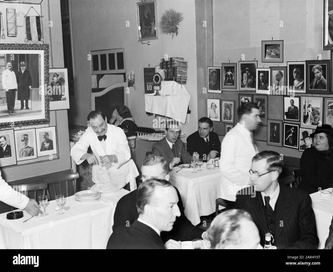 Roma: Visita alla città Gli Ospiti al tavolo del ristorante Alfredo, Re degli Spaghetti, mentre Alfredo serve spaghetti Data: 10 gennaio 1938 posizione: Italia, Roma Parole Chiave: Pasti, ristoranti Foto Stock