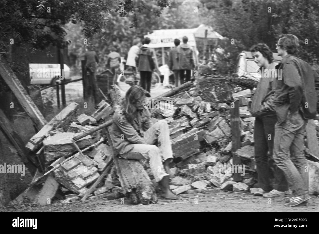 Strada di accesso al UniversiteitsComplex de Uithof a Utrecht bloccato da Friends van Amelisweerd Bloccato accesso strada Data: 14 settembre 1981 Località: Utrecht, Utrecht Parole Chiave: Uithof, blokkades, riserve naturali, strade Foto Stock