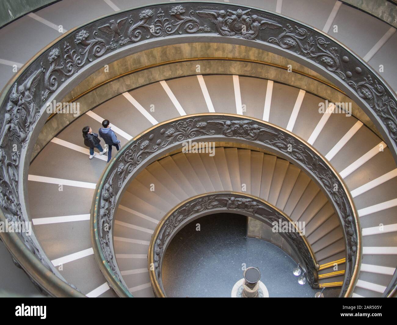 La scala del Bramante al Museo del Vaticano nella Città del Vaticano. Questa moderna scala a doppia elica è stata progettata da Giuseppe Momo nel 1932. Foto Stock