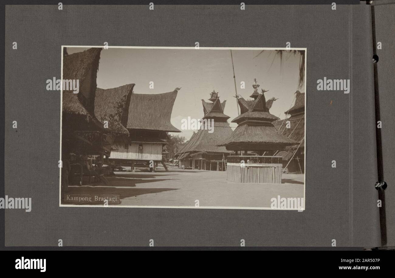 Album fotografico Deli Maatschappij: Hotel Brastagi Buildings in Batak Architecture in Kampong Brastagi Annotation: Text in photo: Kampong Brastagi Date: January 1, 1920 Location: Indonesia, Kampong Berastagi, Dutch East Indies, Sumatra Keywords: Batak architecture, kampong, liquidations Foto Stock