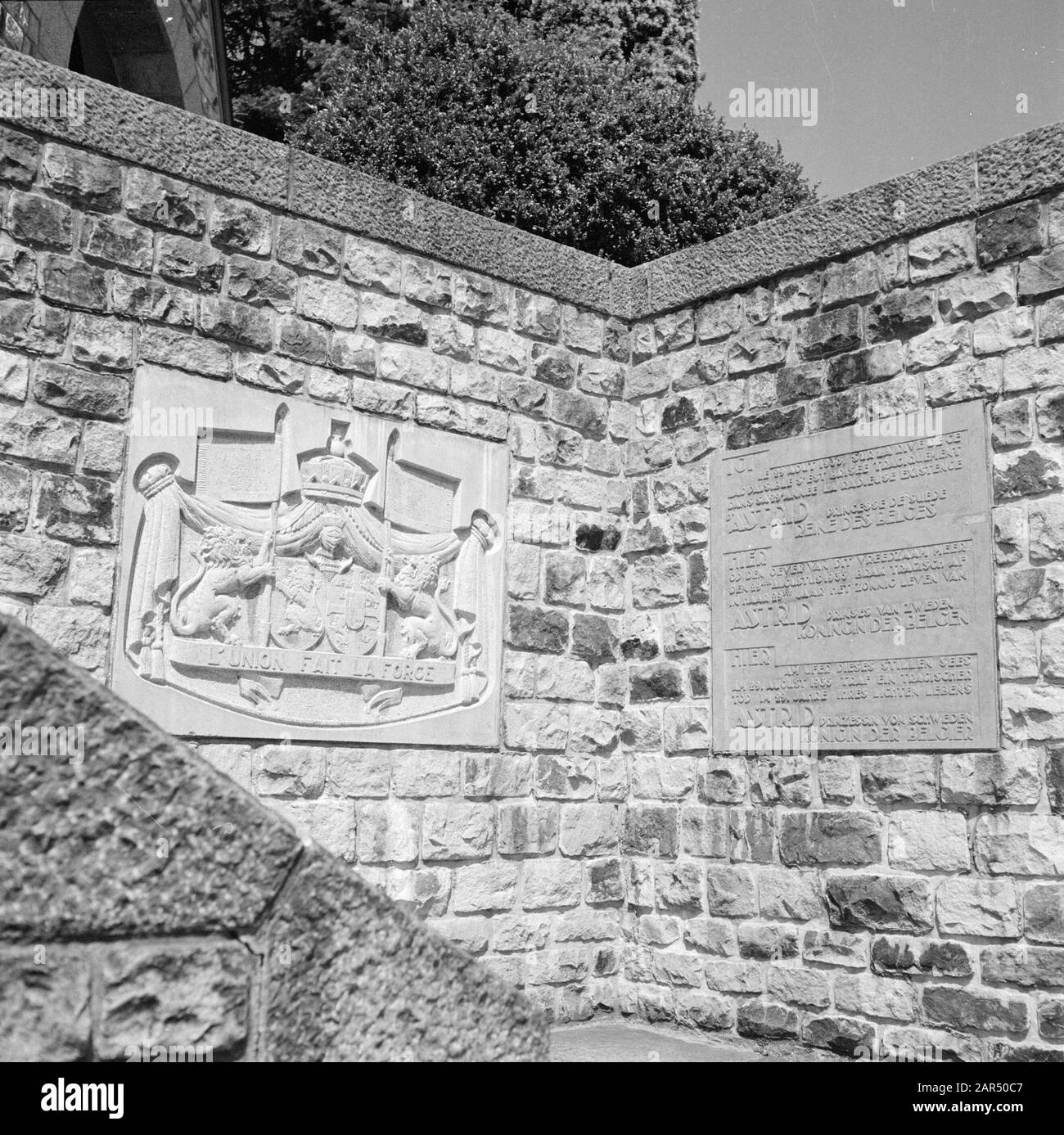 Il Königin-Astrid-Kapelle alla Küssnacht svizzera prima e dopo il suo movimento, costruito nel 1935 per commemorare il fatale incidente automobilistico della Regina Astrid del Belgio lapide commemorativa con stemma del Belgio e breve, testo trilingue sull'incidente Data: 1960 luogo: Küssnacht am Rigi, Svizzera Parole Chiave: memoriali, eraldry, incidenti stradali Foto Stock