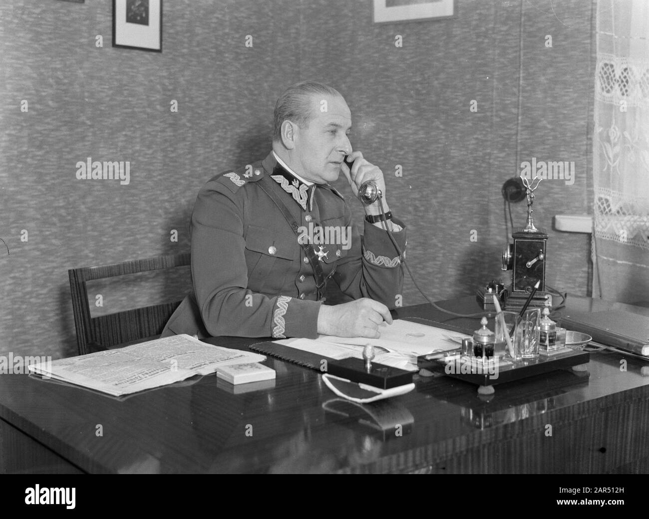 Viaggio in Polonia Generale dr. MED. BolesÅaw Wieniawa-Dlugoszowski dietro la sua scrivania durante una telefonata Annotazione: BolesÅaw Wieniawa-Dlugoszowski (1881â1942) è stato un grande militare nella Repubblica polacca pre-guerra. Tra il 1938 ed il 13 giugno 1940 fu ambasciatore polacco a Roma. Il 17 settembre 1939 fu nominato Presidente della Repubblica. L'invasione tedesca e sovietica della Polonia lo portò all'esilio. Nel 1942 si suicidò a New York Data: 1934 Località: Polonia, Varsavia Parole Chiave: Generali, militari, ministri, telefoni Nome personale: Wieniawa -Dlugoszowski, dr. MED. Bole Foto Stock