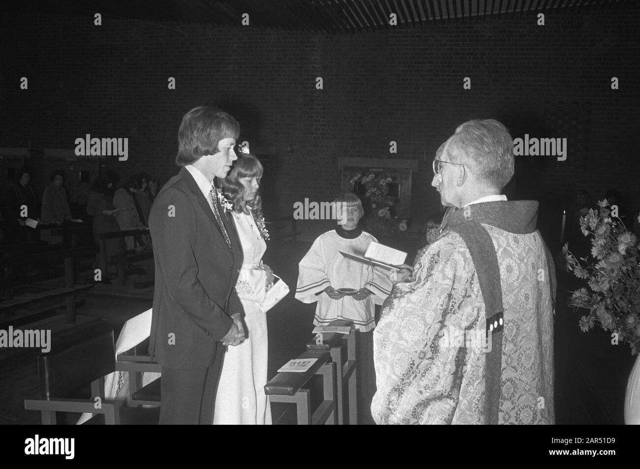 Gerrie Mühren (Ajax) sposa in chiesa con Grietje Mooyer Volendam Data: 9 novembre 1971 Località: Noord-Holland, Volendam Parole Chiave: Matrimoni, chiese Nome personale: Mooyer, Greetje, Mühren, Gerrie Nome istituzione: AJAX Foto Stock