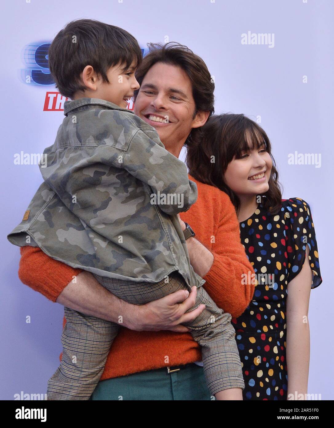 James Marsden, membro del cast, e i suoi figli partecipano all'evento "Sonic the Hedgehog" del giorno della famiglia sulla Paramount Pictures Lot a Los Angeles sabato 25 gennaio 2020. Storyline: Basato sulla serie di titoli di successo globale di sega, "Sonic the Hedgehog" racconta la storia del più veloce hedgehog del mondo che abbraccia la sua nuova casa sulla Terra. Foto di Jim Ruymen/UPI Credit: UPI/Alamy Live News Foto Stock