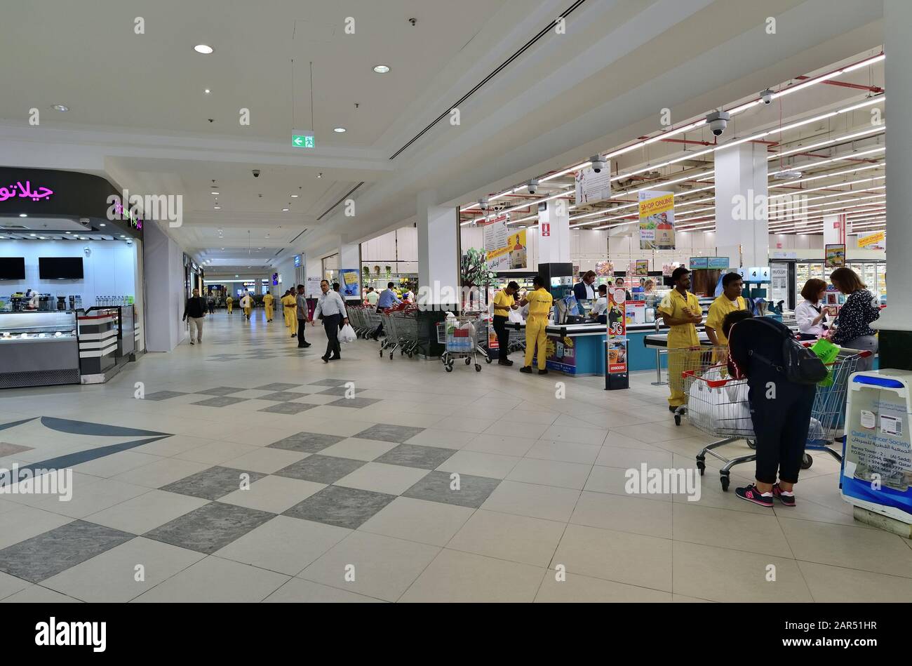 Doha, Qatar - Nov 21. 2019. Biglietteria all'ingresso della catena di ipermercati internazionali francesi Carrefour store nel centro di Doha Foto Stock