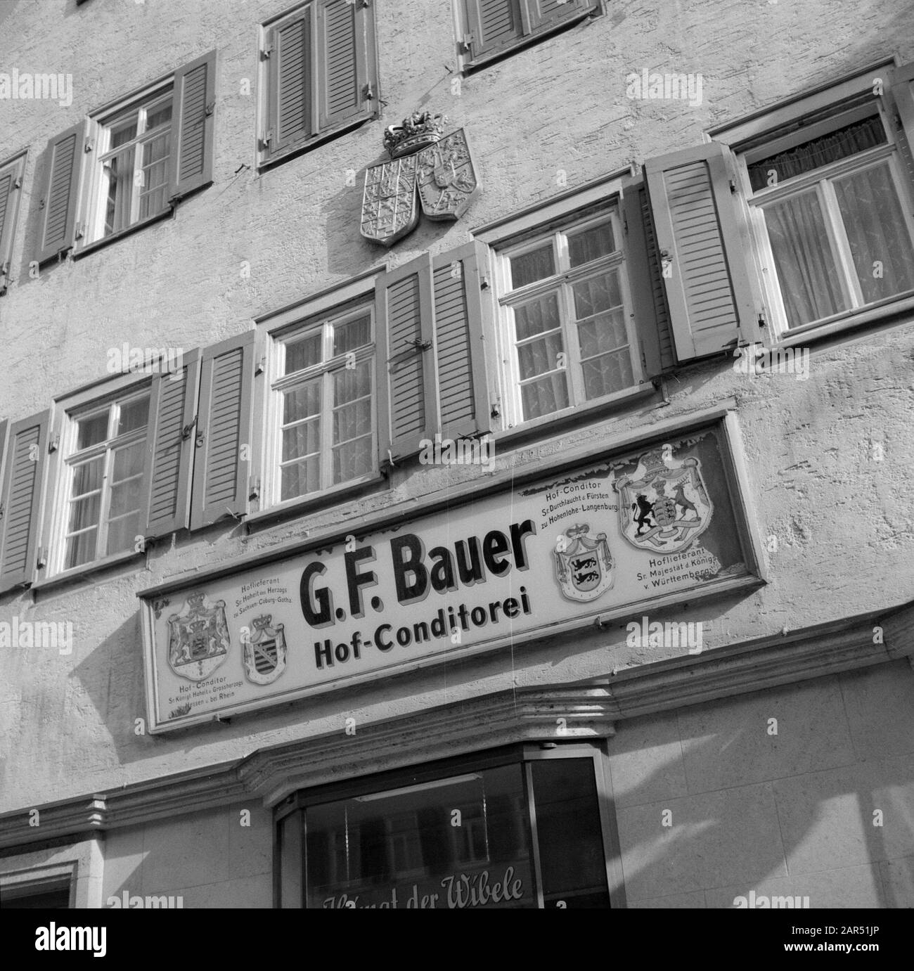 Facciata Hohenloher Land con vari stemmi di pasticceria G.F. Bauer Data: 1954 luogo: Baden-Württemberg, Germania, Langenburg, Germania Ovest Parole Chiave: Panettieri, facciate Coats of Arms, negozi Foto Stock