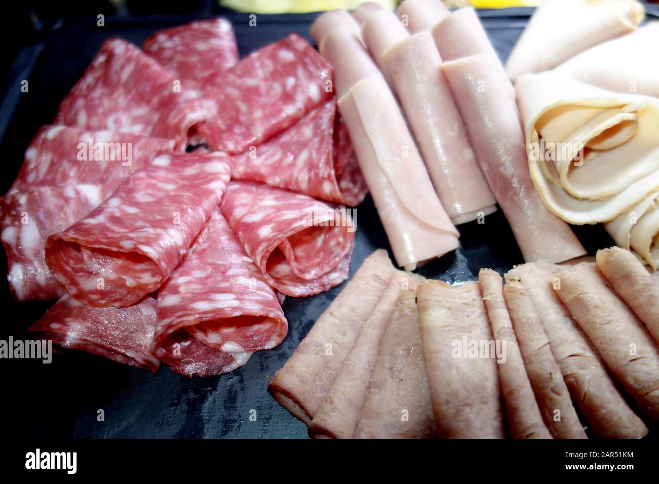 Salumi E Salami Lavorati A Fette In Esposizione Al Buffet Presso L'Azul Beach Resort Hotel, Puerto Morelos, Riviera Maya, Cancun, Messico. Foto Stock