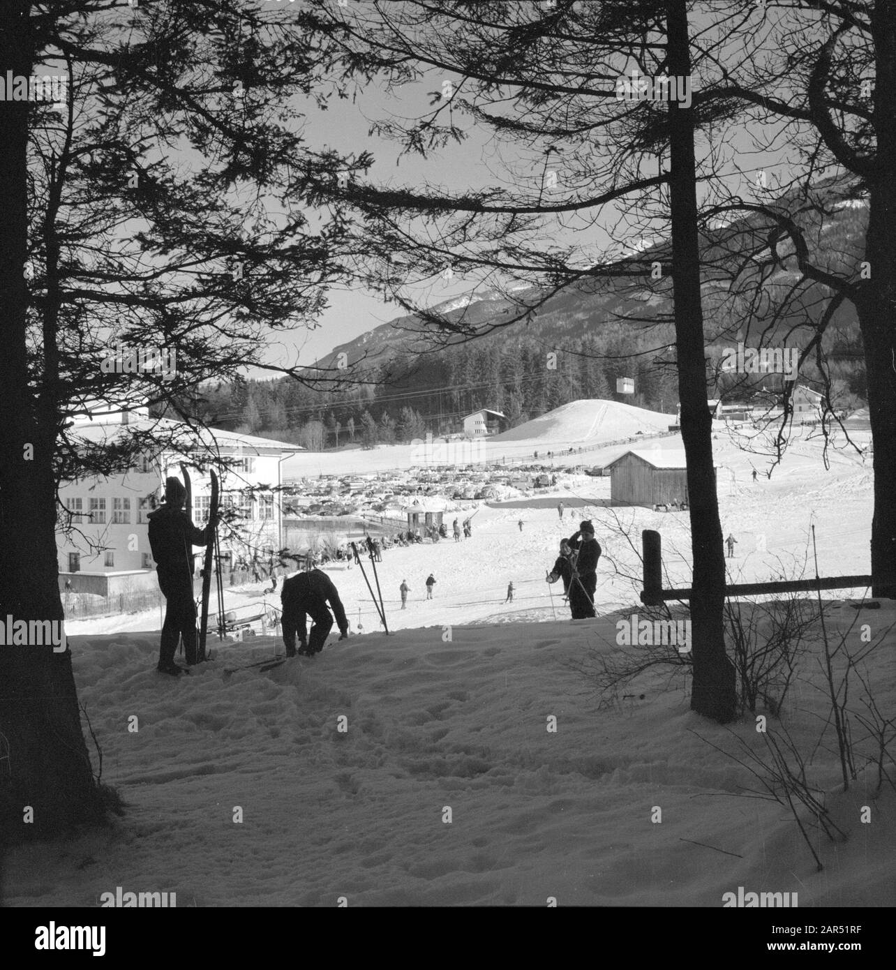 Inverno in Tirol Vista degli appassionati di sport invernali presso gli impianti di risalita fino al Patscherkofel Data: Gennaio 1960 Località: Igls, Austria, Tirolo Parole Chiave: Montagne, funivie, paesaggi, sci, neve, inverno, sport invernali Foto Stock