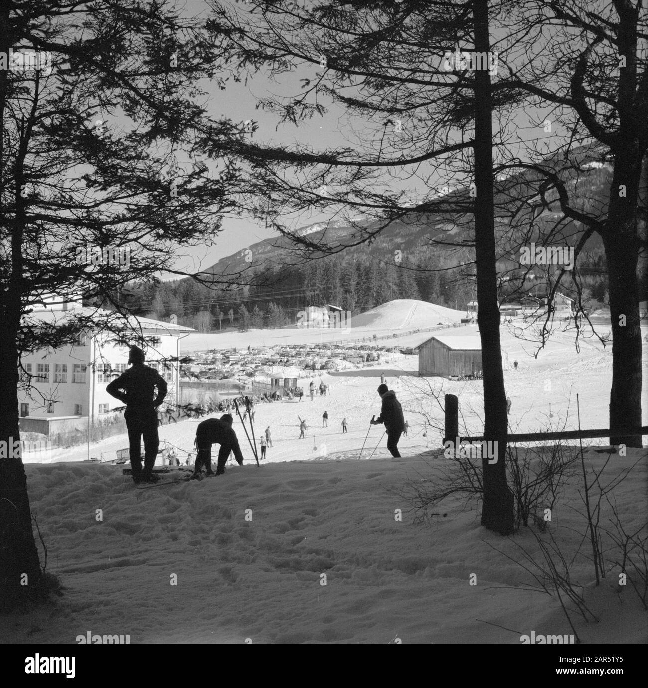 Inverno in Tirol Vista degli appassionati di sport invernali presso gli impianti di risalita fino al Patscherkofel Data: Gennaio 1960 Località: Igls, Austria, Tirolo Parole Chiave: Montagne, funivie, paesaggi, sci, neve, inverno, sport invernali Foto Stock