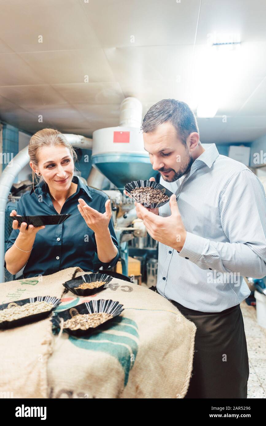 Uomo e donna con caffè tostato Foto Stock