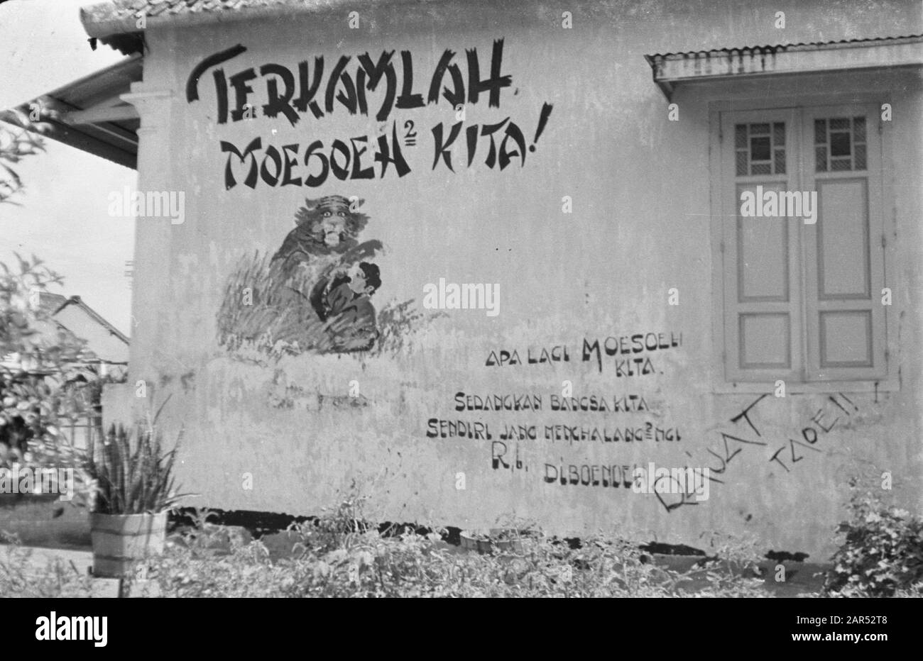 Miscellaneous Salatiga Graffiti sul muro di una casa Terkullah Moesoeh2 Kita! /disegno di una tigre e di un olandese? /Apa lagi Mouseh kita. Sedangkan Bangsa kita. Sendiri jang Menghalang2 mci r.b. Diebuuh/Rajat Taoe!! Date: 1 Ottobre 1947 Location: Indonesia, Java, Dutch East Indies, Salatiga Foto Stock