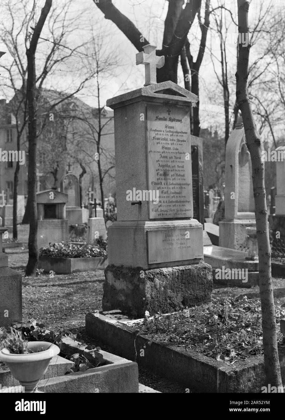 Carl Spitzweg Tombstone sulla tomba della famiglia Spitzweg a Monaco di Baviera Annotazione: Carl Spitzweg (1808-1885) è stato un romantico pittore e poeta Data: Marzo 1935 posizione: Germania, Monaco Di Baviera Parole Chiave: Cimiteri, tombe Foto Stock