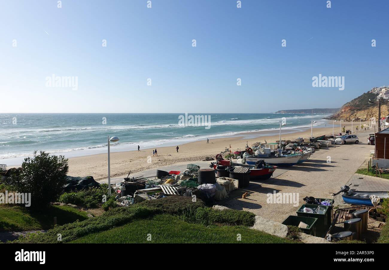 Salema, Portgual 29 dicembre 2019: Il fronte mare nella città di Salema sull'Algarve in Portogallo Foto Stock