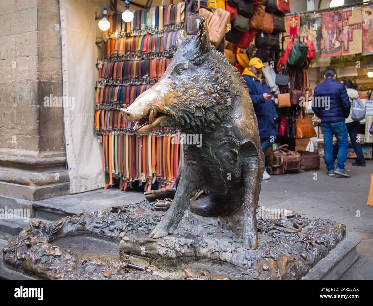 Il Porcellino, fontana di bronzo di un cinghiale a Firenze. Questa statua  fu scolpita da Pietro Tacca nel 17th secolo Foto stock - Alamy