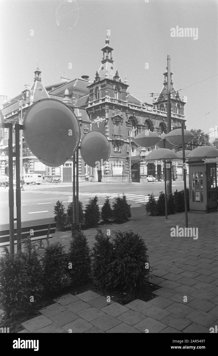 Grandi piatti bianchi come illuminazione su Leidseplein Data: 12 giugno 1968 Località: Amsterdam, Noord-Holland Parole Chiave: Illuminazione stradale Foto Stock