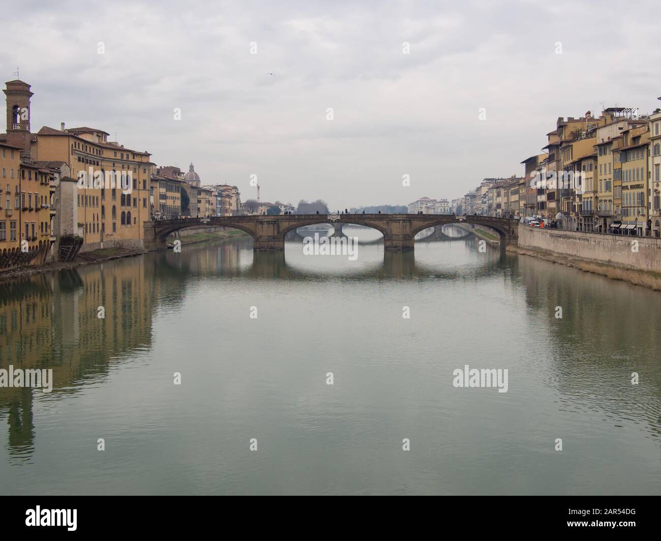 Ponte Santa Trìnita O Ponte Della Santa Trinità A Firenze, Italia. Questo ponte, che attraversa l'Arno, è il più antico ponte ad arco ellittico del mondo. Foto Stock