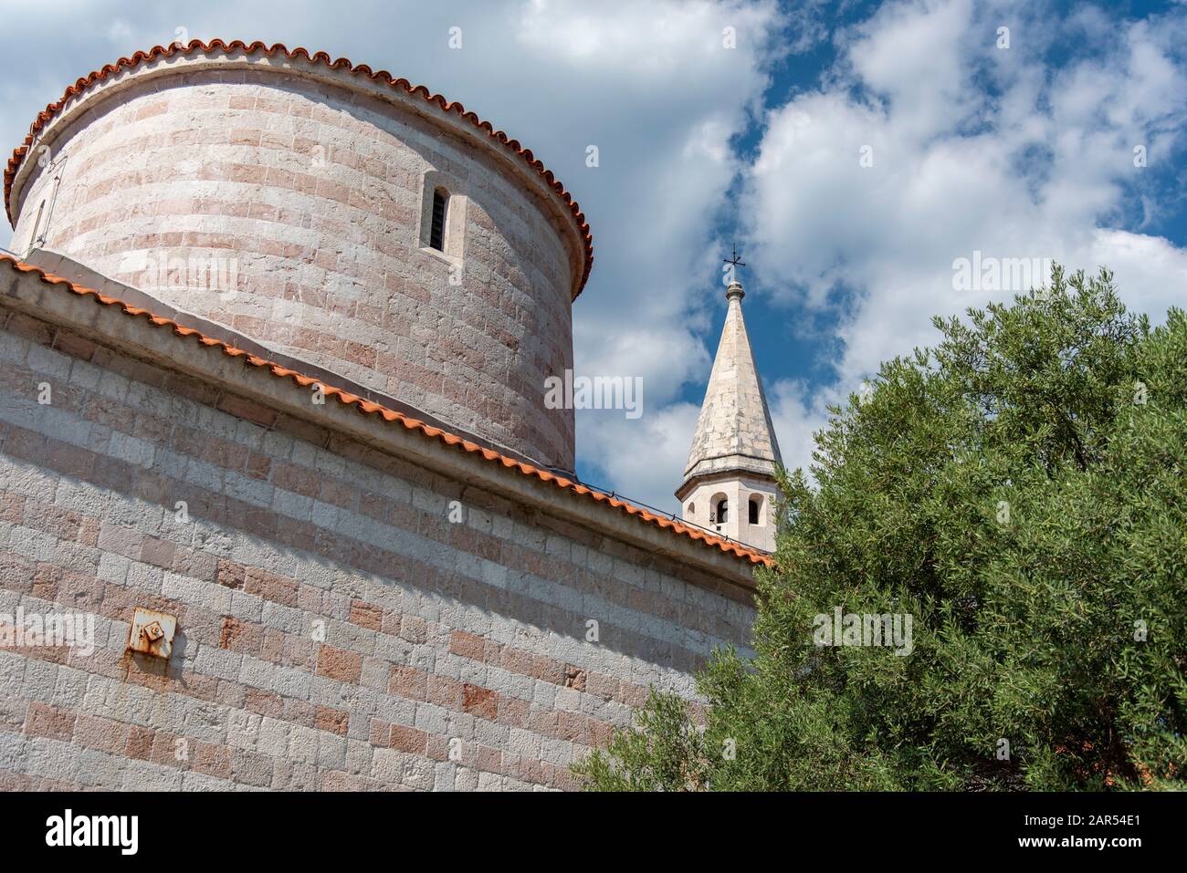 Budva. Chiesa Della Santa Trinità. Vista Della Chiesa Antica A Budva. Chiesa Di San Giovanni Battista, Chiesa Cattolica Foto Stock