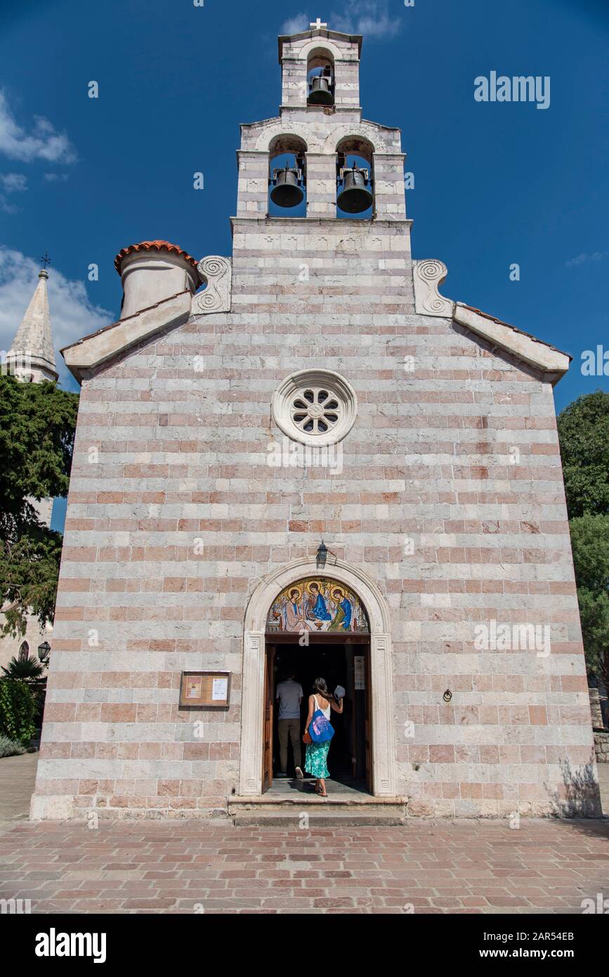 Budva. Chiesa Della Santa Trinità. Vista Della Chiesa Antica A Budva. Chiesa Di San Giovanni Battista, Chiesa Cattolica Foto Stock