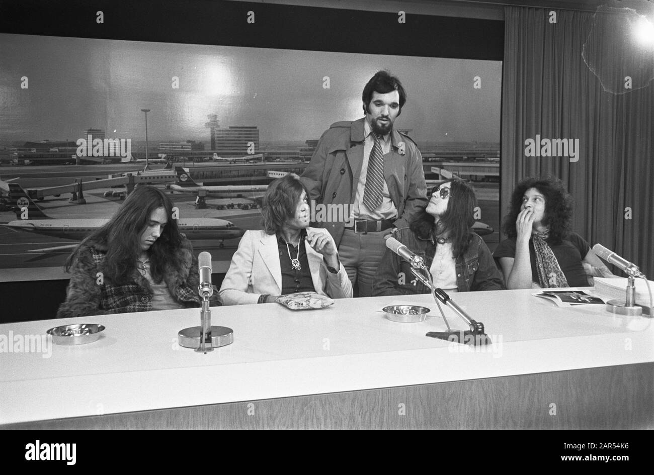Il Golden Earring Beat Group L'Aia Arriva Dall'America All'Aeroporto Di Schiphol. Dietro di loro Zachery Glickman, organizzatore del tour. Vlnr. George Kooymans, Sieb Warner, Rinus Gerritsen, Barry Hay Data: 19 Marzo 1970 Località: Noord-Holland, Schiphol Parole Chiave: Arrivi, Gruppi Di Battute, Ritratti Di Gruppo, Gruppi Pop Nome Personale: Gerritsen, Rinus, Glickman, Zachery, Hay, Barry, Kooymans, George, Warner, Sieb Foto Stock