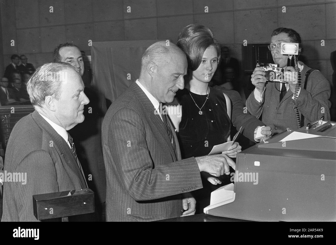 Commissioning computer at Savings Bank for City Amsterdam H. Reinoud ferma mappa in telex Data: 2 aprile 1969 Località: Amsterdam, Noord-Holland Parole Chiave: Computer, mappe, casse di risparmio, telex Nome personale: Reinoud, H. Foto Stock Commissioning computer at Savings Bank for City Amsterdam H. Reinoud ferma mappa in telex Data: 2 aprile 1969 Località: Amsterdam, Noord-Holland Parole Chiave: Computer, mappe, casse di risparmio, telex Nome personale: Reinoud, H. Foto Stock