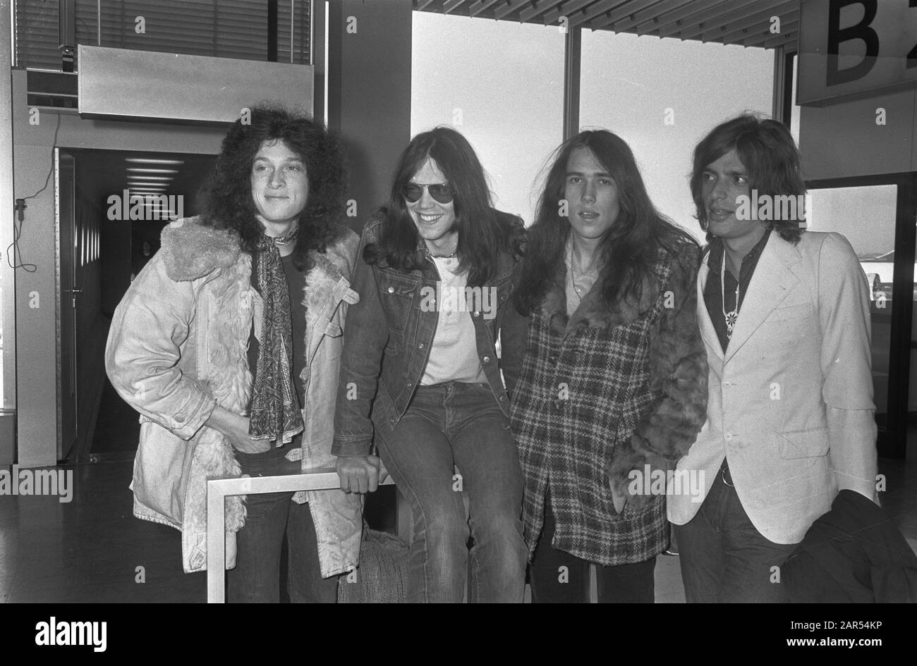 Il Golden Earring Beat Group L'Aia Arriva Dall'America All'Aeroporto Di Schiphol. Cantante Barry Hay, Rinus Gerritsen (basso), George Kooymans (chitarra), Sieb Warner (batteria) Data: 19 Marzo 1970 luogo: Noord-Holland, Schiphol Parole Chiave: Arrivi, gruppi di beat, ritratti di gruppo, gruppi pop Nome personale: Gerritsen, Rinus, Hay, Barry, Kooymans, George, Warner, Sieb Foto Stock