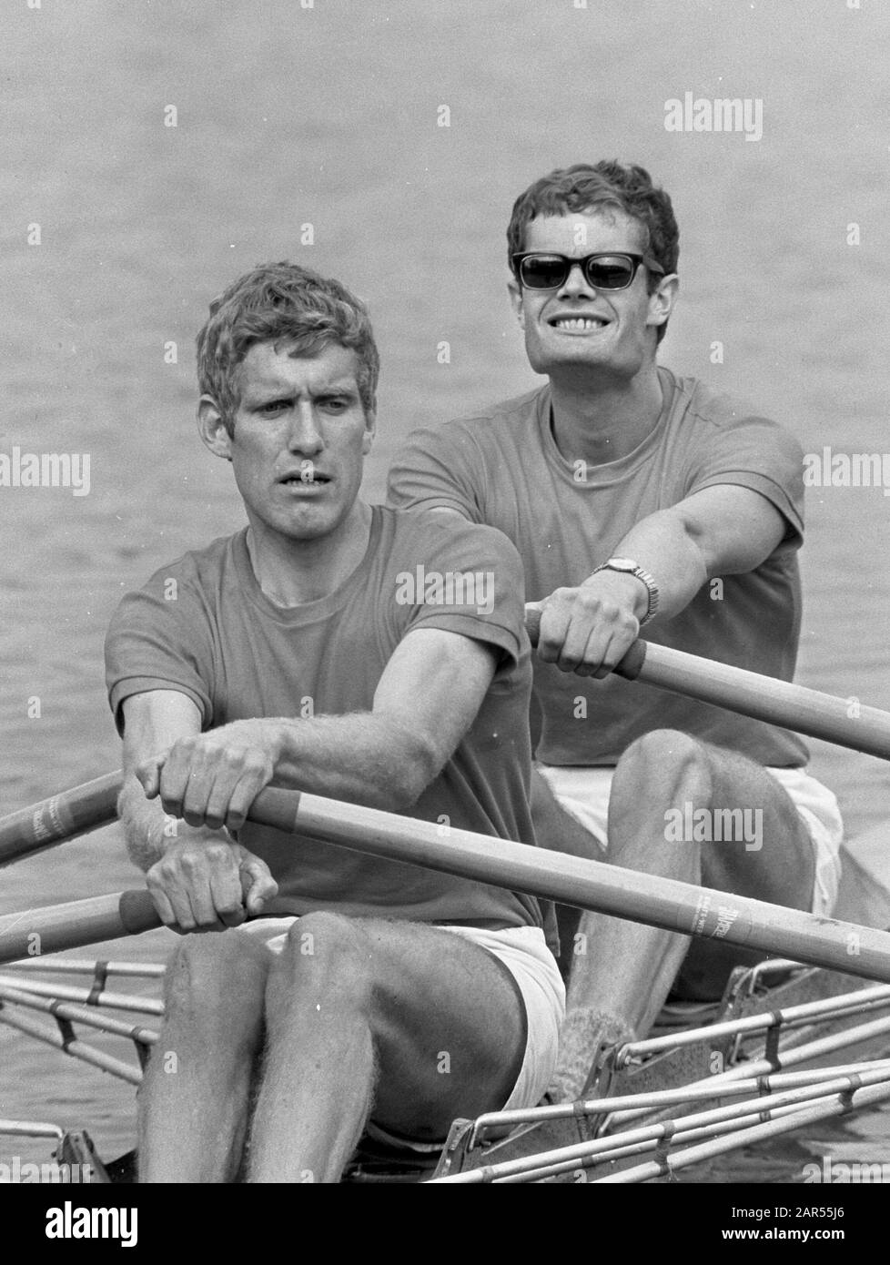 Canottaggio Paesi Bassi Contro La Germania Bosbaan. Il numero doppio due vinto da H. Droog (a sinistra) e Van Dis (a destra); Foto Stock