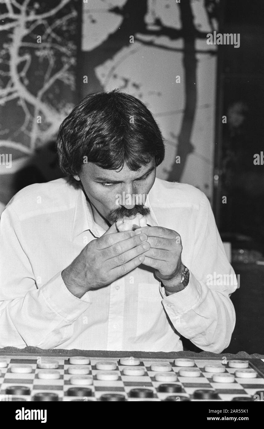 HARM Wiersma mangia una mela; Harm Wiersma mangia una mela; Foto Stock