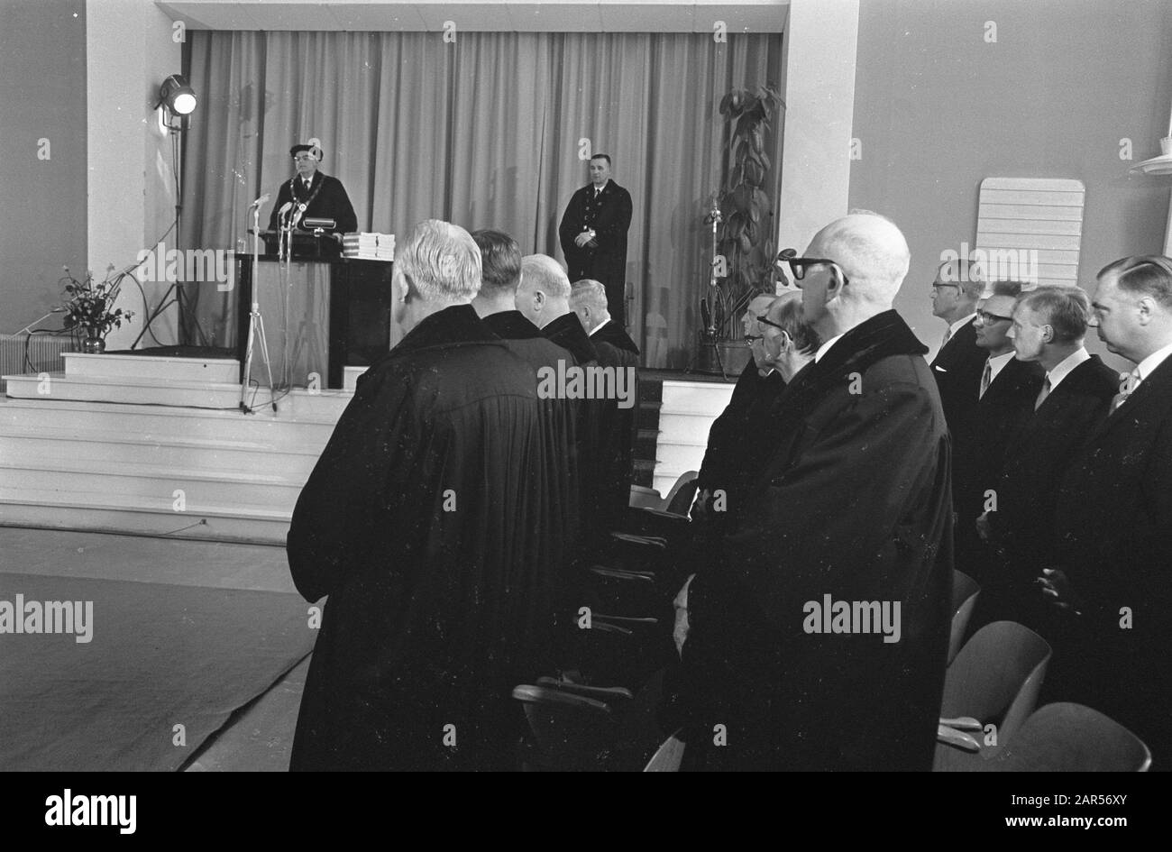 Incontro commemorativo per il Dr. Martin Luther King, assassinato il 4 aprile. Prof. Wilhelm Friedrich de Gaay Fortman, il rettore magnificus del VU parlando durante la commemorazione ad Amsterdam Data: 5 aprile 1968 luogo: Amsterdam, Noord-Holland Parole Chiave: Commemorazioni, professori, diritti umani, razzismo, università Nome personale: Gaay Fortman, W.F. de Foto Stock