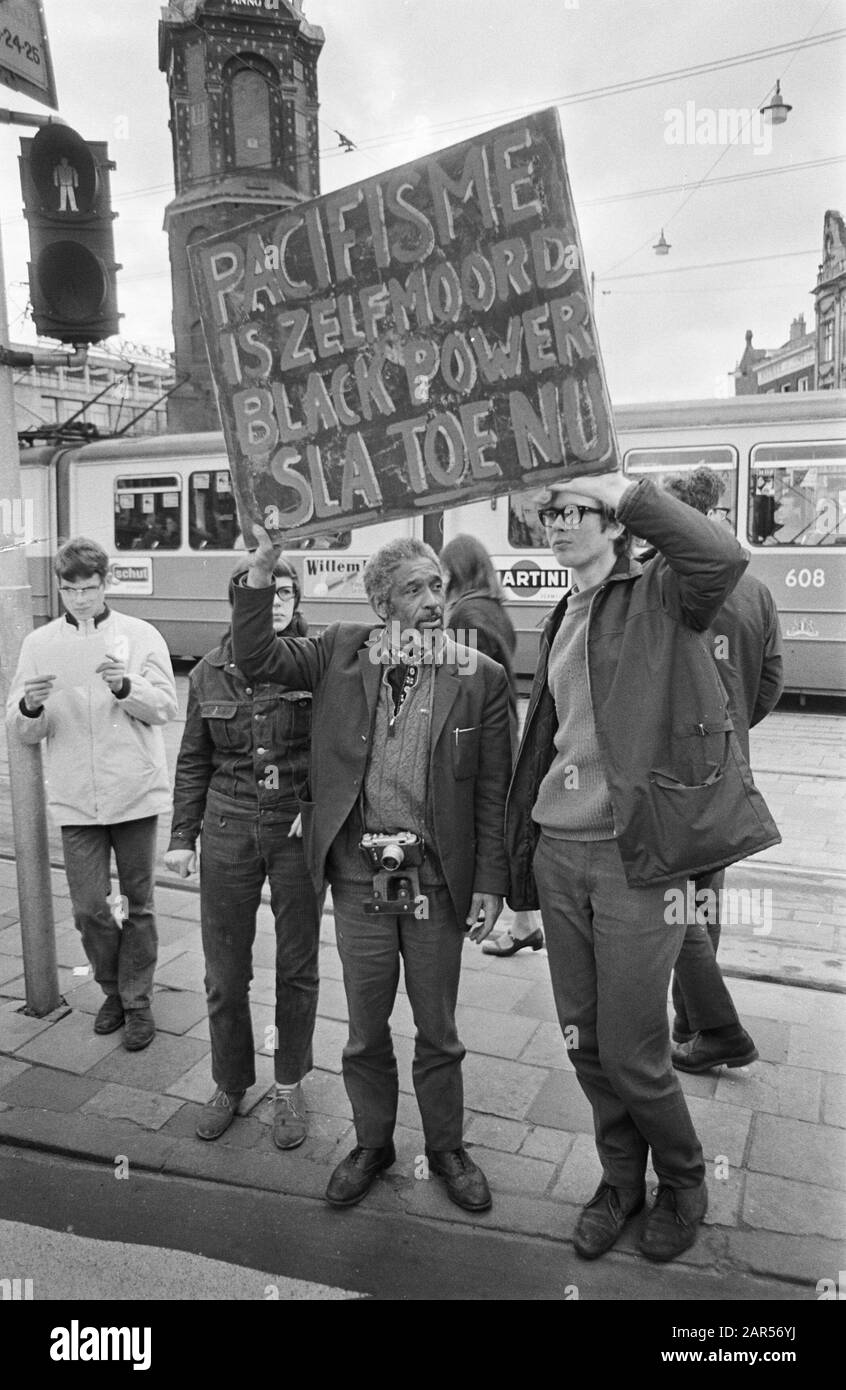 Tour in memoria attraverso Amsterdam per Martin Luther King la processione attraversa la città con grandi foto di Martin Luther King Data: 6 aprile 1968 luogo: Amsterdam, Noord-Holland Parole Chiave: Tour in memoria, processione Nome personale: King MARTIN LUTHER Foto Stock