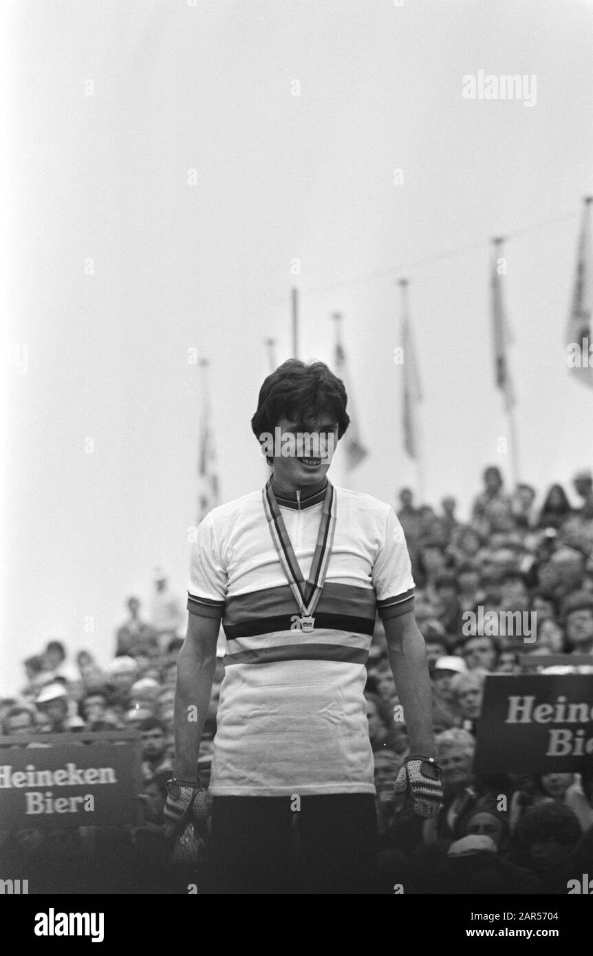 Campionati mondiali di ciclismo 1979 a Valkenburg i dilettanti maschili, campione del mondo Gianni Giacomini nella maglia arcobaleno durante la cerimonia Data: 25 agosto 1979 posizione: Limburg, Valkenburg Parole Chiave: Tributi, ritratti, sport, ciclismo Nome personale: Giacomini, Gianni Foto Stock