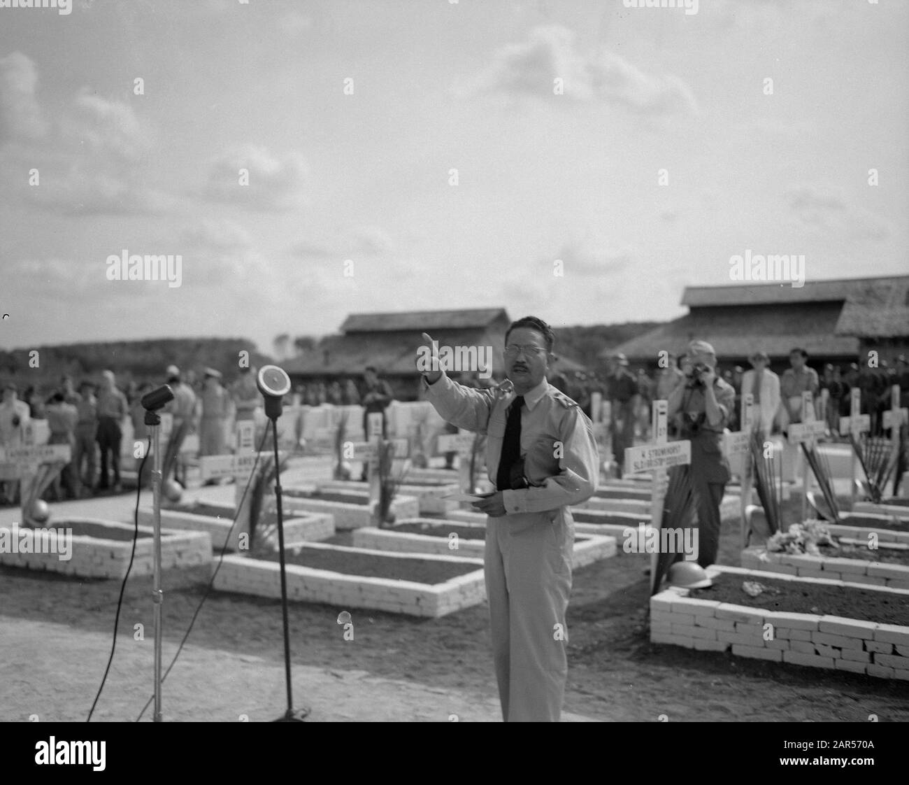 Cerimonia commemorativa di Campo onorario Tjilitan U-Brigade sul campo d'onore Tjililitan. L'insegnante di religione Ayan? Data: 8 Novembre 1946 Luogo: Batavia, Cillilitan, Indonesia, Jakarta, Indie Orientali Olandesi Foto Stock