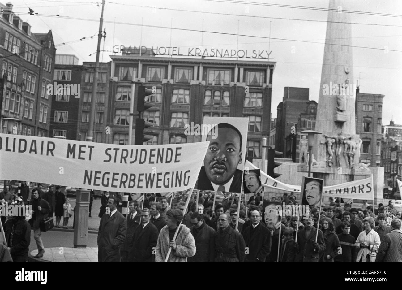 Tour in memoria attraverso Amsterdam per Martin Luther King la processione attraversa la città con grandi foto di Martin Luther King Data: 6 aprile 1968 luogo: Amsterdam, Noord-Holland Parole Chiave: Tour in memoria, processione Nome personale: King MARTIN LUTHER Foto Stock