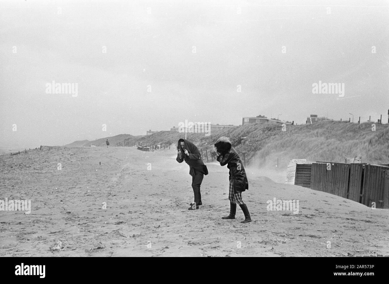 Tempesta di autunno. Persone sulla spiaggia a forza di vento 10 Data: 17 ottobre 1967 Parole Chiave: Persone, tempeste, spiagge Foto Stock