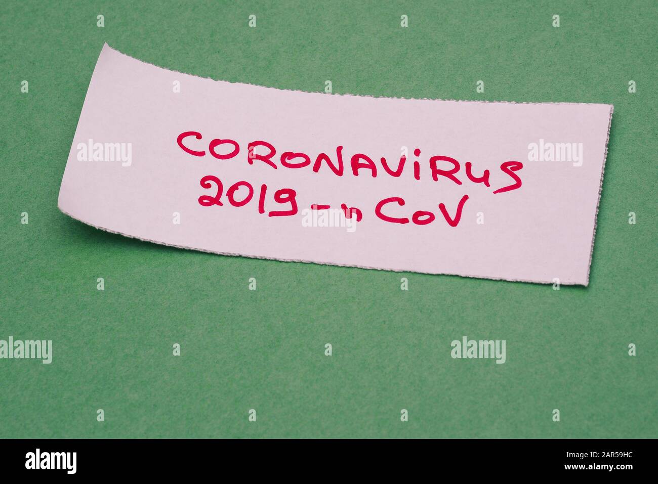 Nuovo Coronavirus 2019-nCoV. Testo su carta con maschera respiratoria su sfondo verde. Mers-Cov Sindrome Respiratoria Medio Oriente Coronavirus Foto Stock