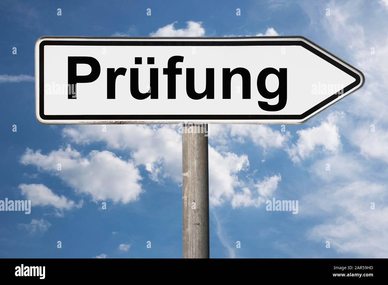 Foto di dettaglio di un cartello con la scritta Prüfung (Test) Foto Stock
