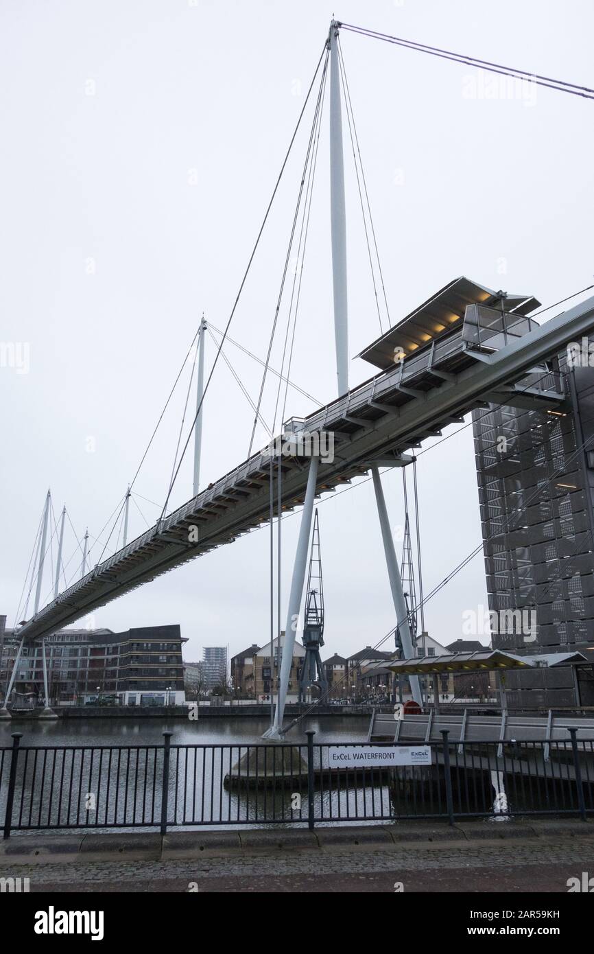 Lifschutz Davidson Sandilands' Royal Victoria High-Level Footbridge, Royal Victoria Docks, Newham, Londra, Regno Unito Foto Stock