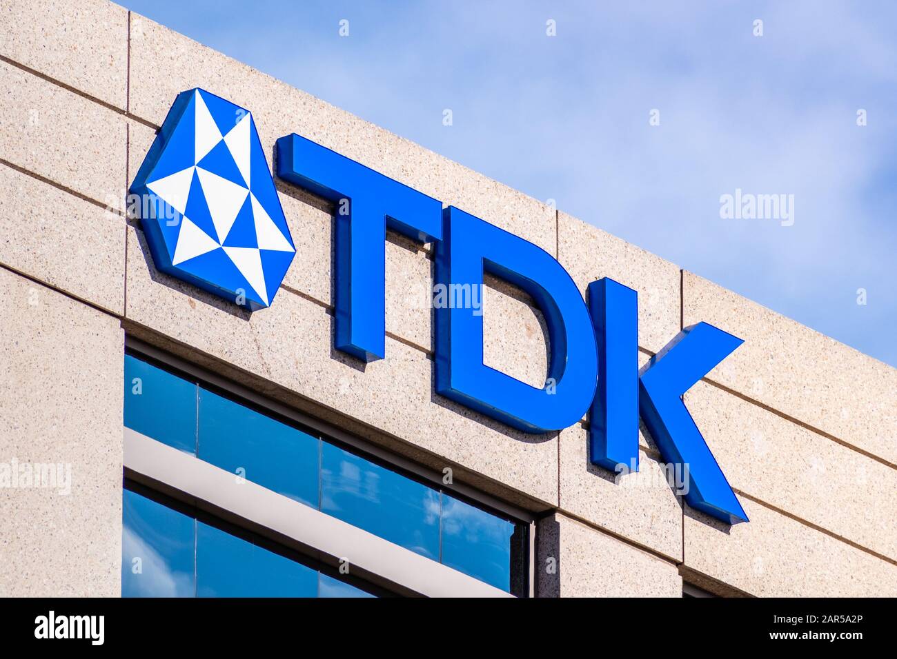 12 gennaio 2020 San Jose / CA / USA - TDK Corporation è una multinazionale giapponese di elettronica che produce materiali elettronici, elettronici Foto Stock