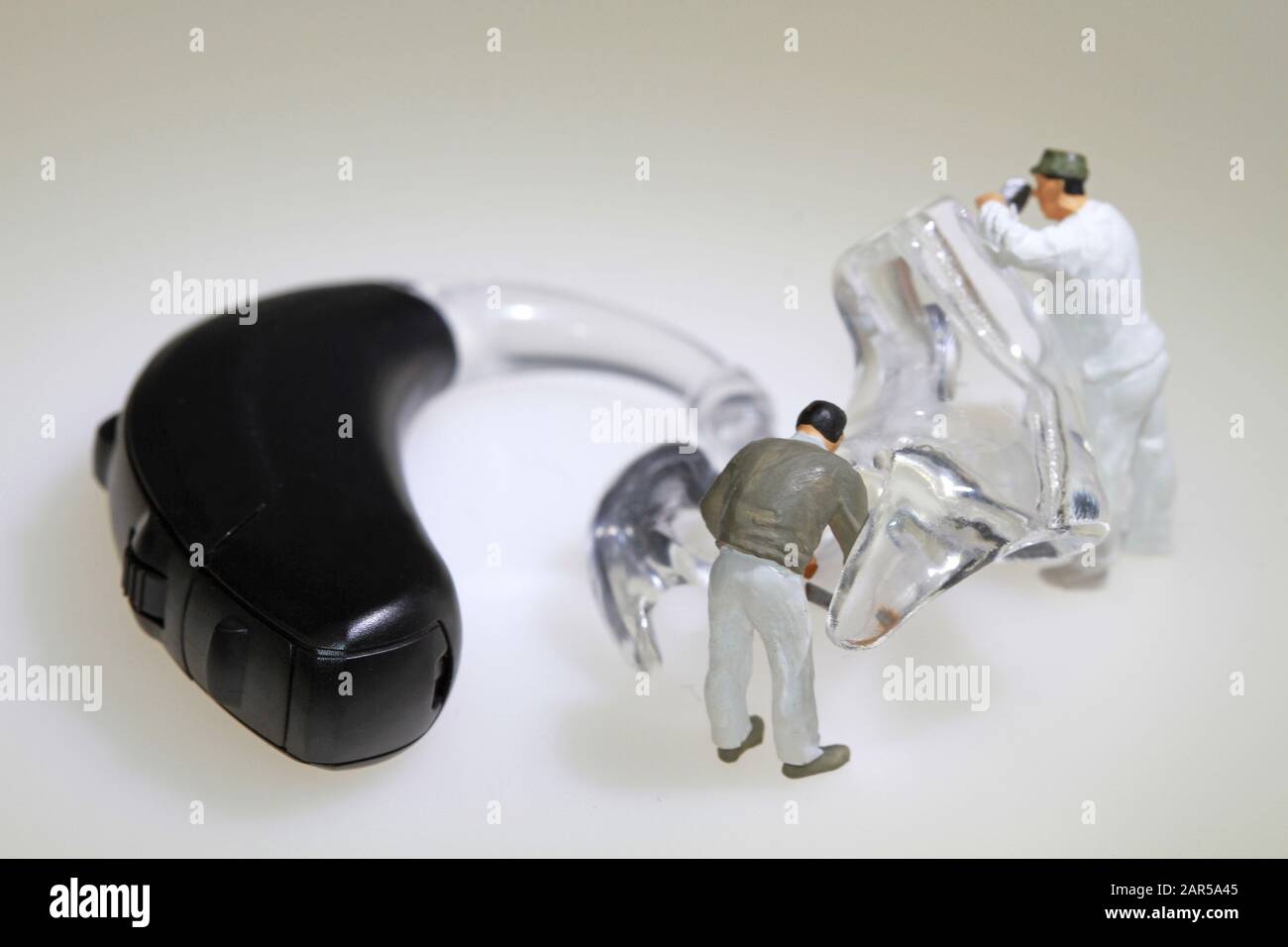 adattamento del cuscinetto auricolare di un apparecchio acustico Foto Stock