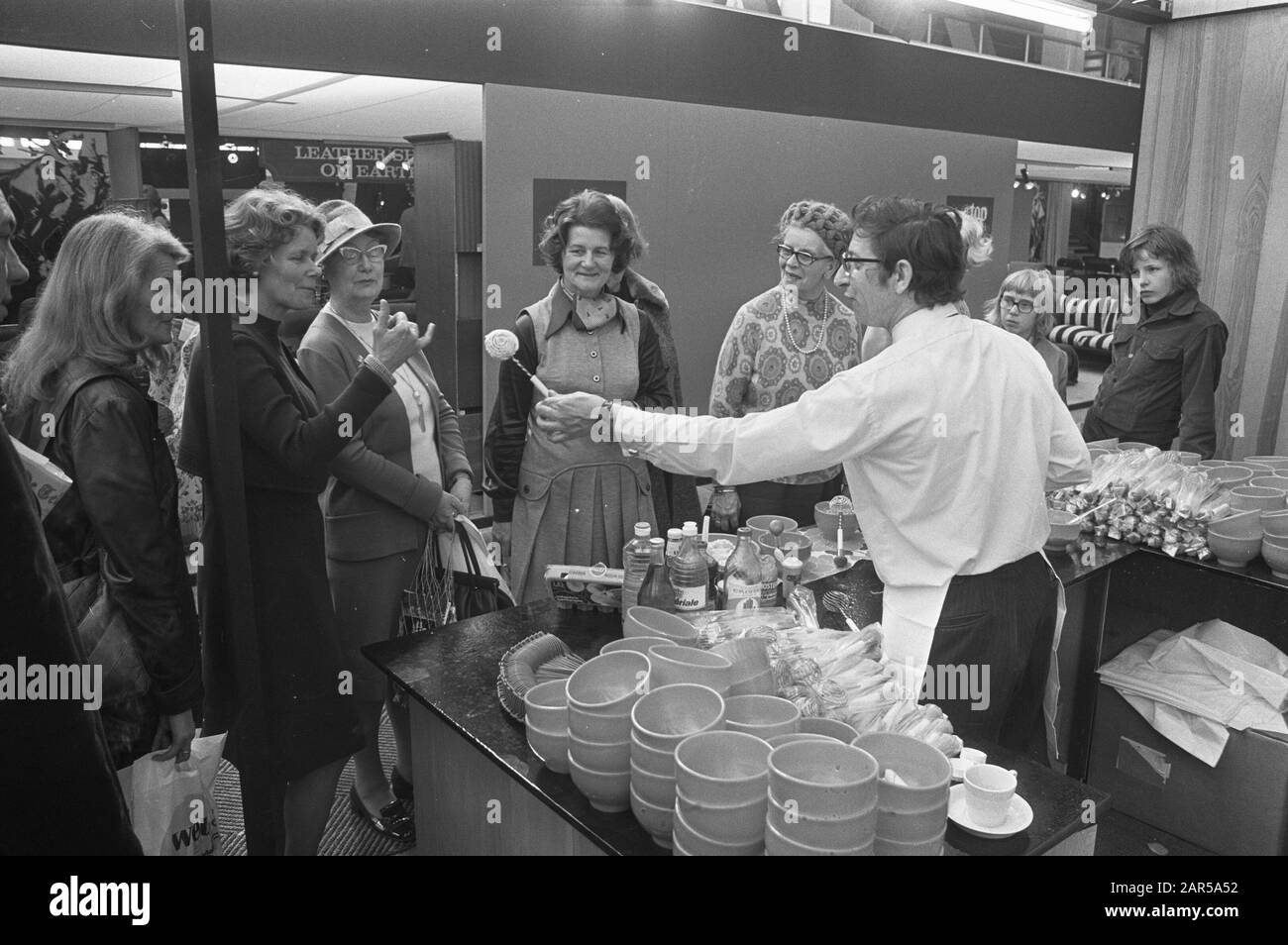 Fiera della famiglia in RAI, le donne approvano una salsa Data: 6 aprile 1973 Parole Chiave: Borse di studio, degustazione, salse Nome istituto: Rai Foto Stock