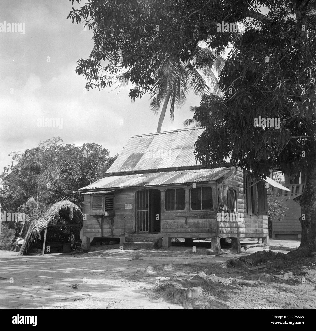 Viaggio in Suriname e le Antille Olandesi Casa nella foresta cristiana creole villaggio Ganzee Data: 1947 Località: Ganzee, Suriname Parole Chiave: Lana di foresta, case Foto Stock