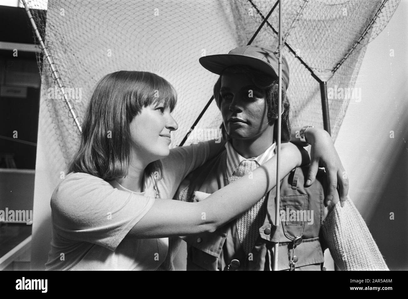 Famiglia fiera, ragazza con sport vestito pescatore bambola Data: 22 aprile 1976 Parole Chiave: Fiere nazionali, pescatori Foto Stock