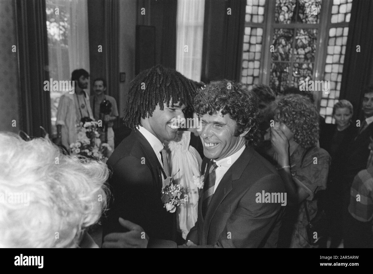 Matrimonio Ruud Gullit con Yvonne de Vries con testimone Wim van Hanegem Data: 30 agosto 1984 luogo: Alphen aan den Rijn Parole Chiave: Matrimoni, calciatori Nome personale: Gullit, Ruud, Hanegem , Willem van Foto Stock